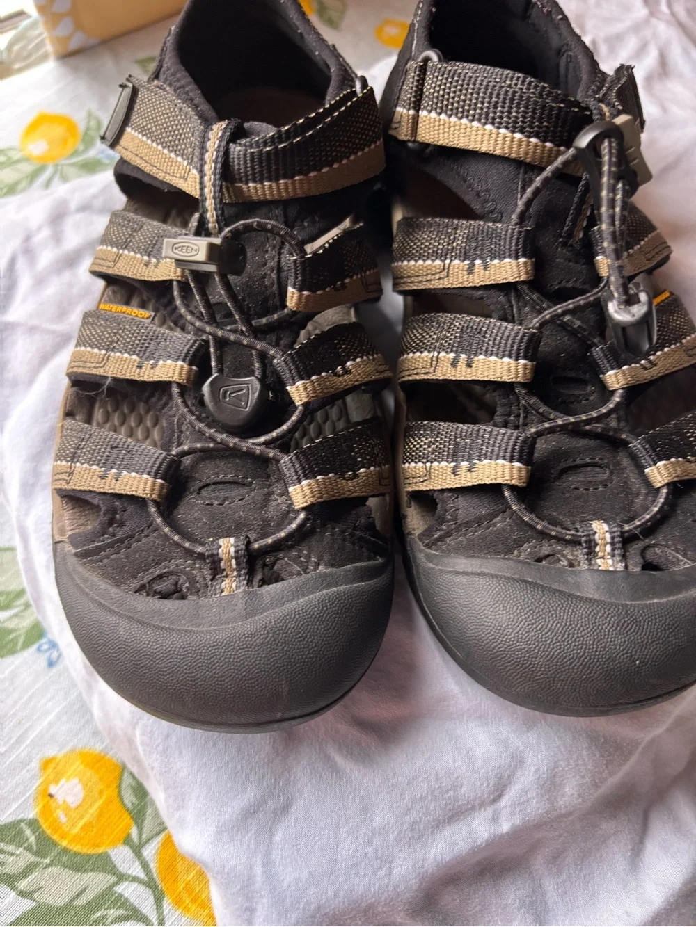 Keen women’s size 5 olive and Tan Sport Sandals